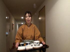 美人でエロ体型と評判の仲居さんがいる旅館に行って 人妻の仲居さんをチップで口説いてみたら･･･4時間　サンプル画像16